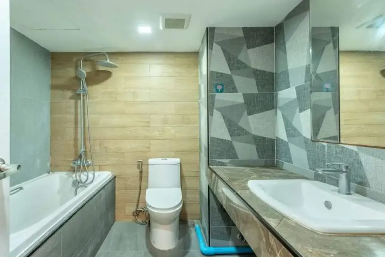 Апартаменты Omni Tower Direct Rooms Sukhumvit Soi 4