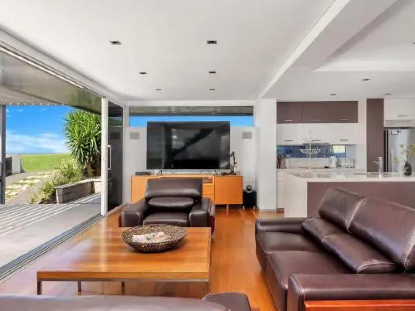 TASMAN DRIVE Gerringong 4pm check out Sundays