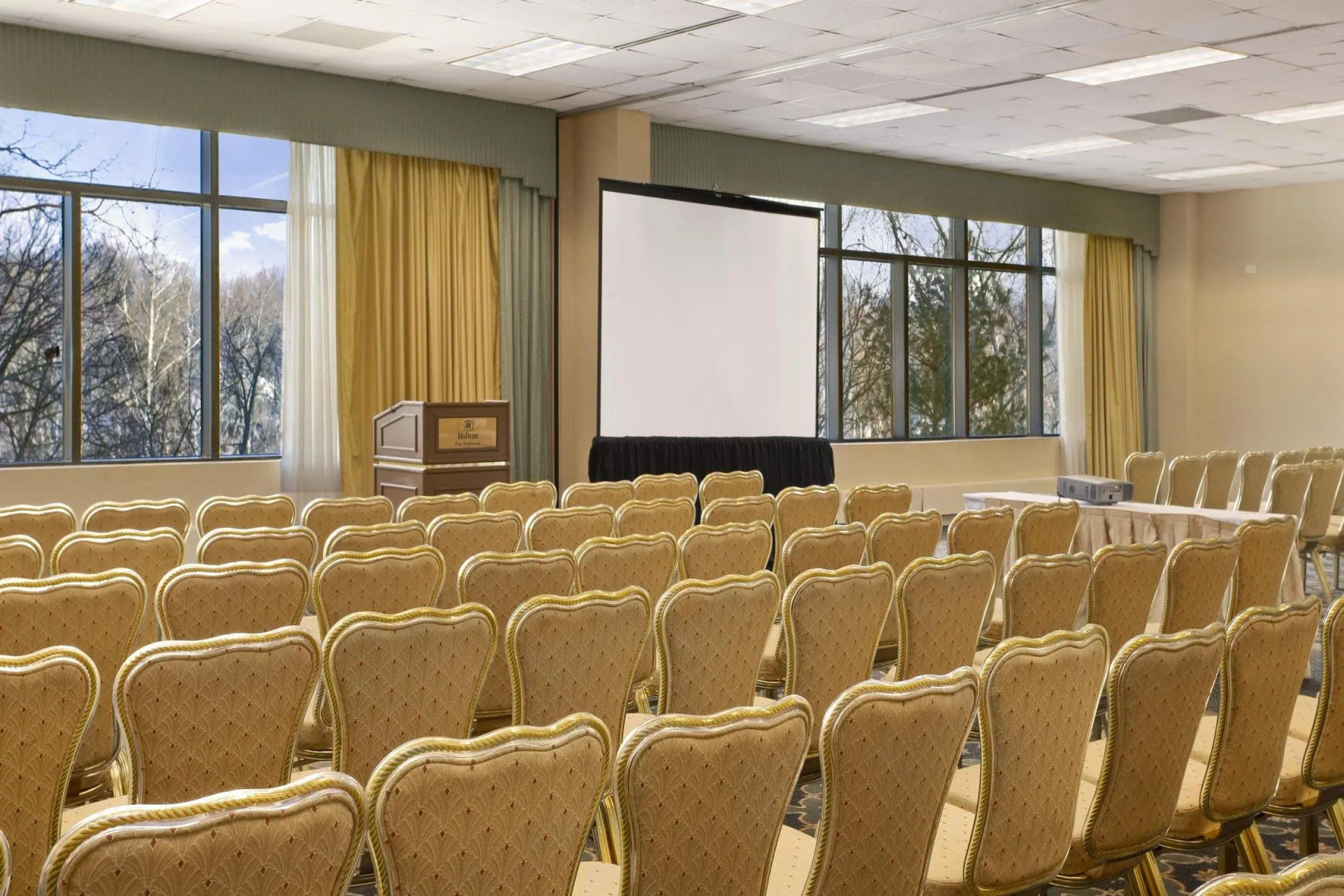 Hilton East Brunswick Hotel & Executive Meeting Center