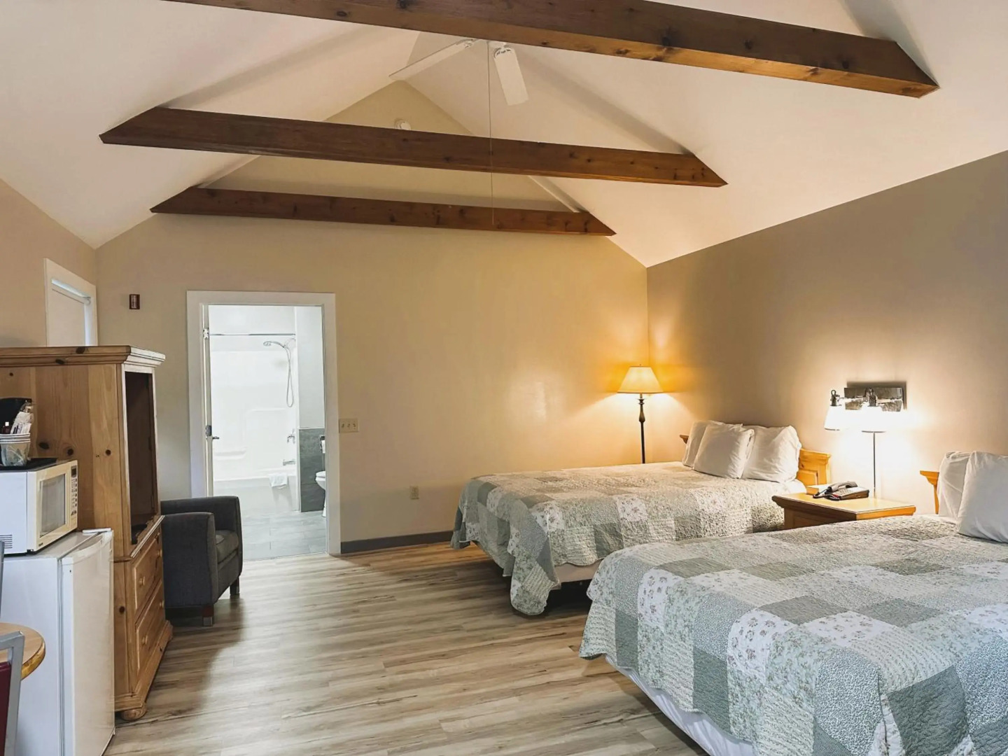 Spruce Lane Lodge and Cottages