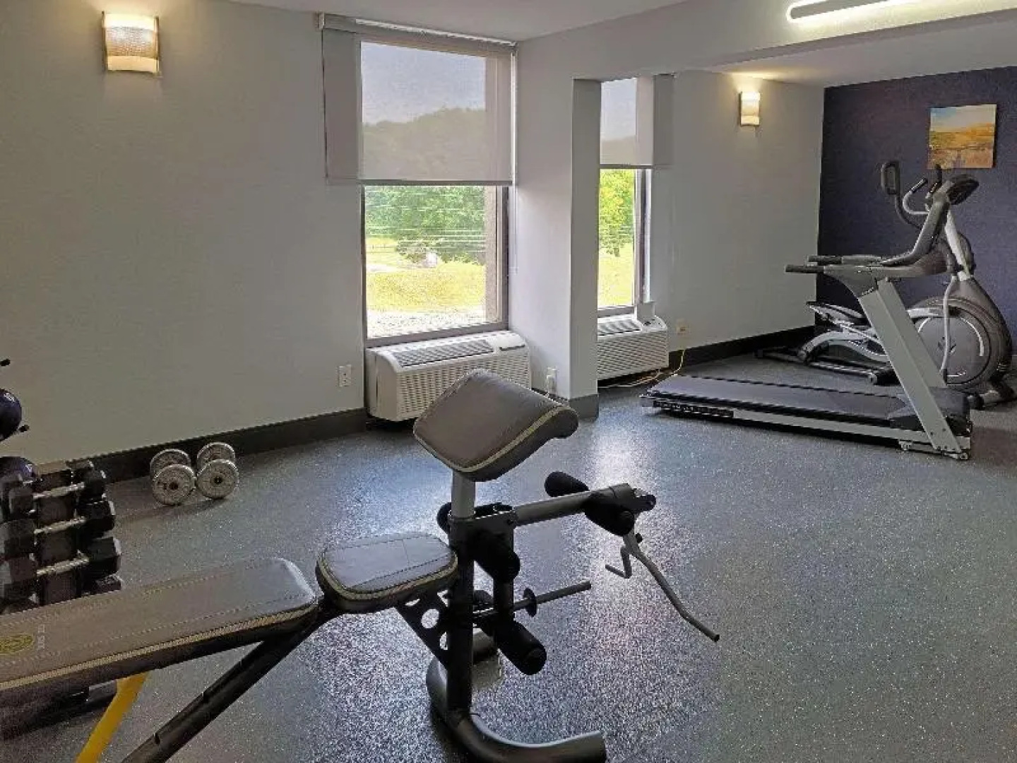 Econo Lodge Inn & Suites Outlet Village