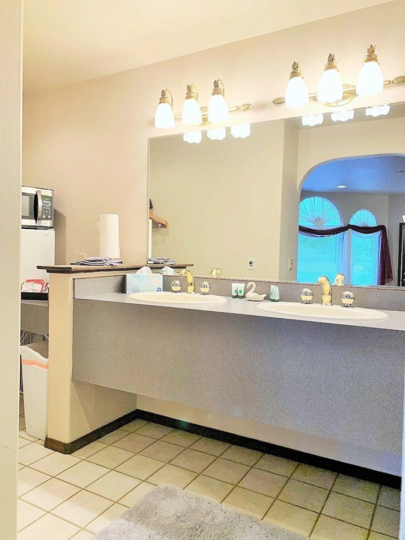 Breakers Boutique Inn