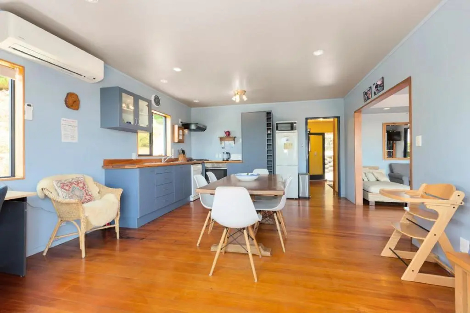 The Big Round Window - Raglan Holiday Home