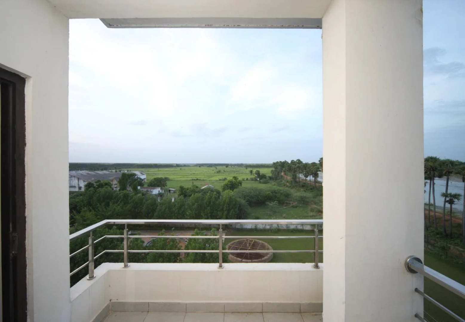 The Lawns By OYO Rooms