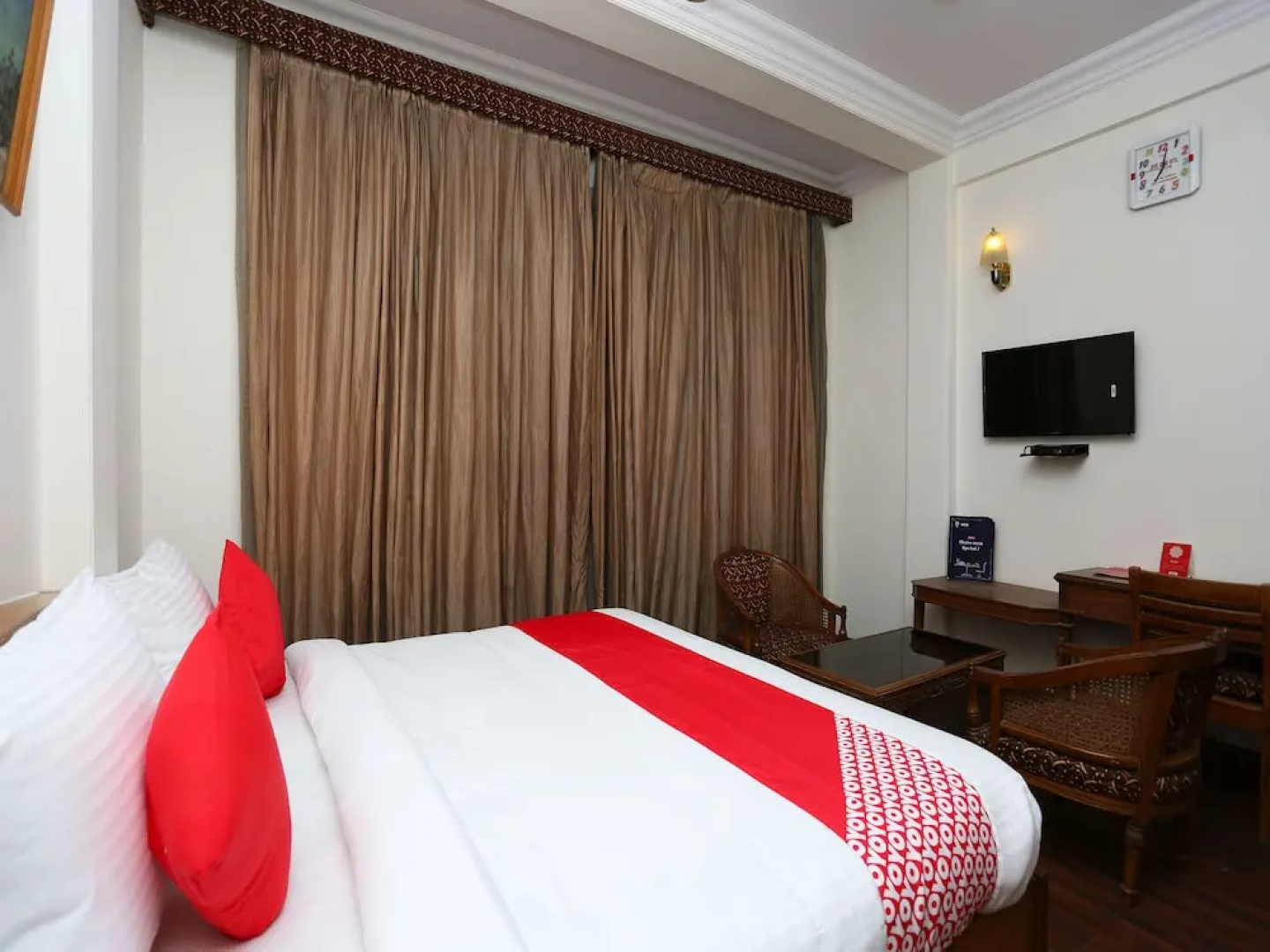 OYO 16125 Eiffel Grand Hotel