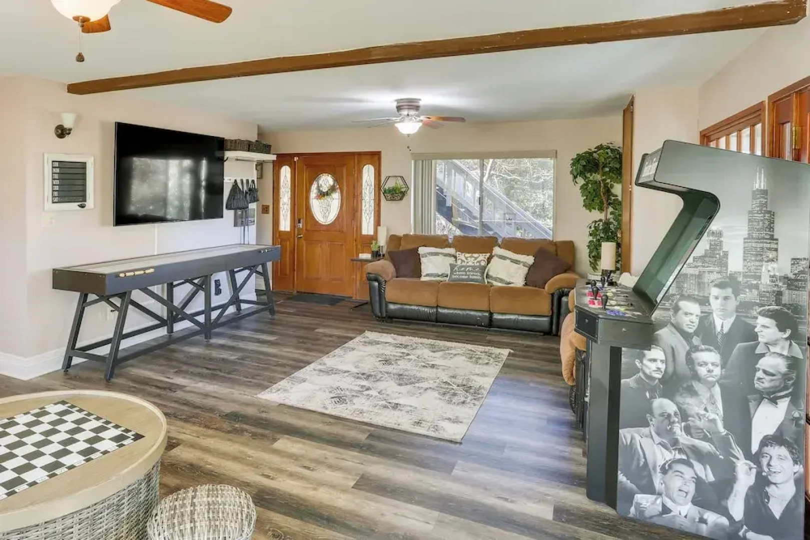 Spacious Crestline Retreat: 1 Mi to Lake Gregory