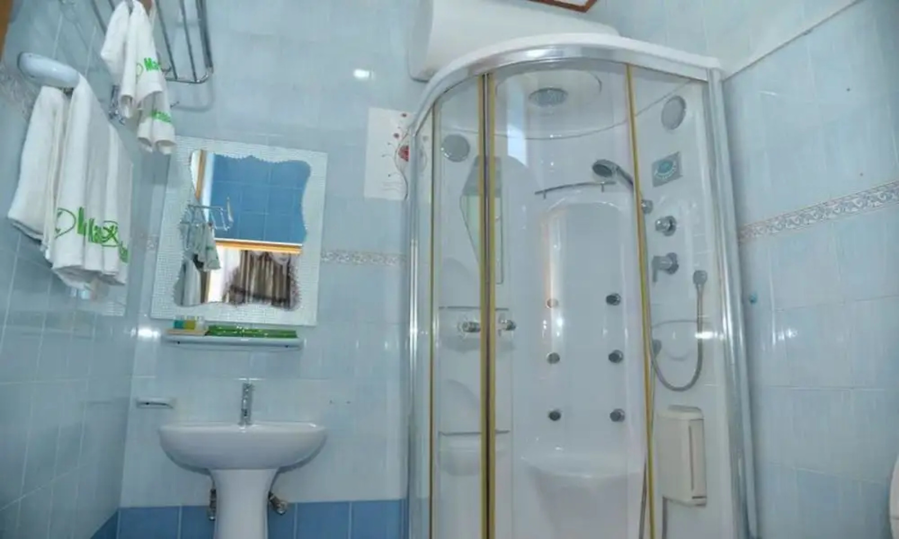 Mandalay Kandawgyi Inn