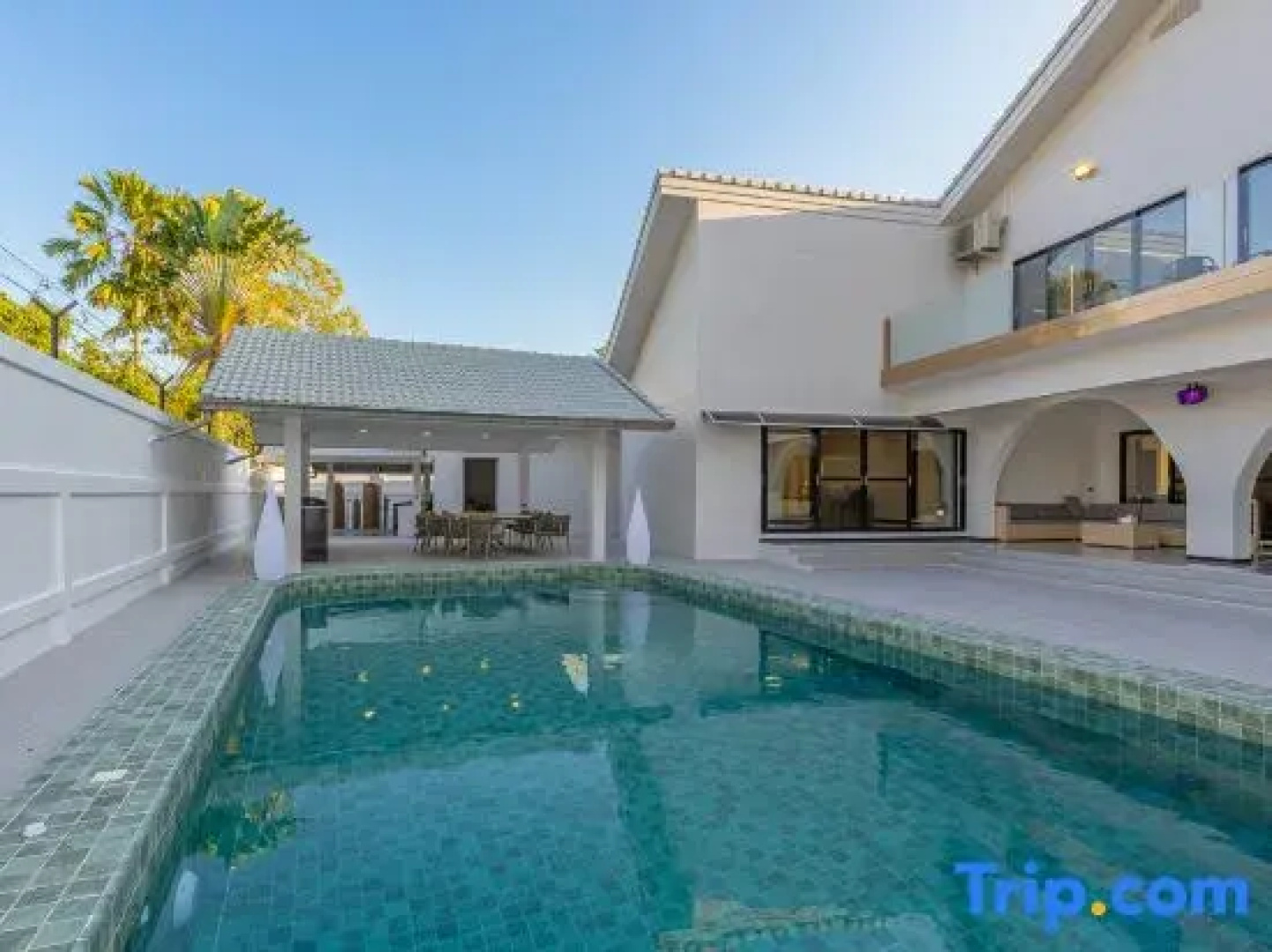 Pattaya Grand Villa 6 Bedroom 8 Bath (Private Pool, KTV, Sauna, Fitness Area)