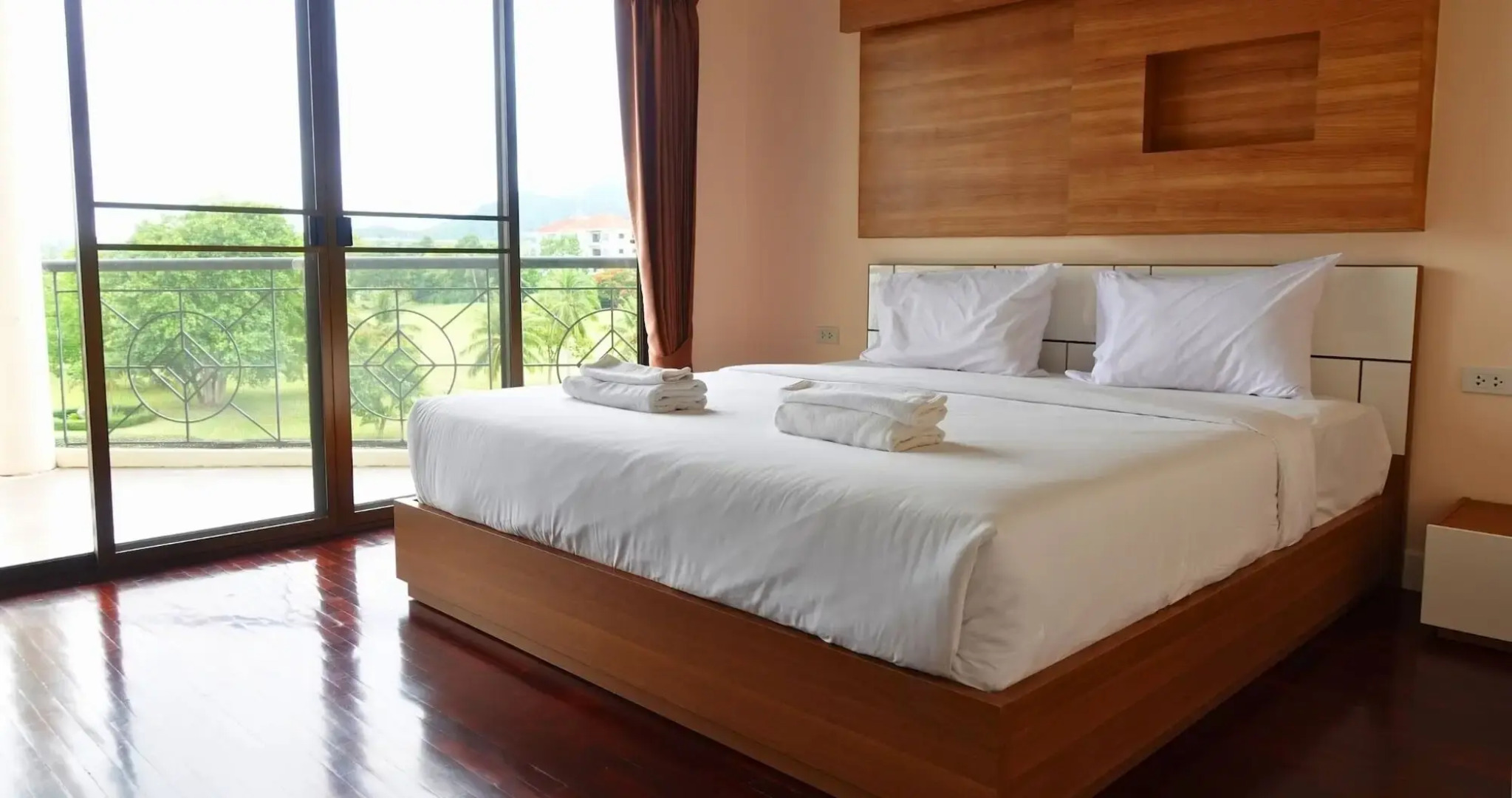 Seastar Hotel And Service Apartment