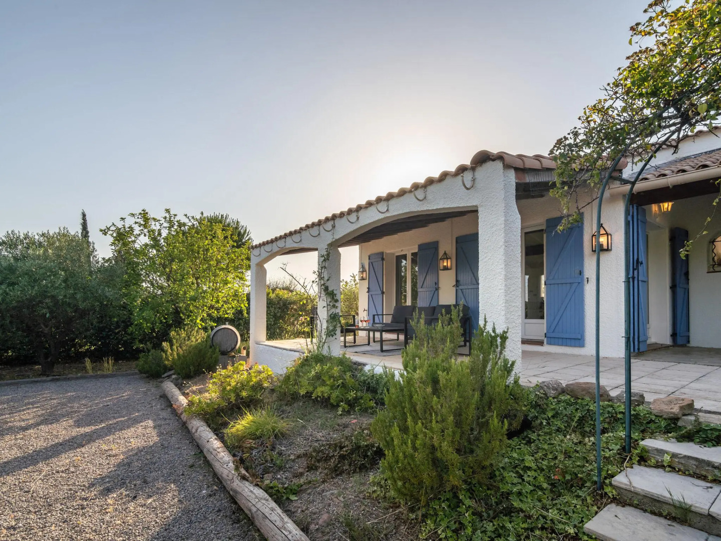 Lavish Villa in Pouzols-Minervois with Jacuzzi