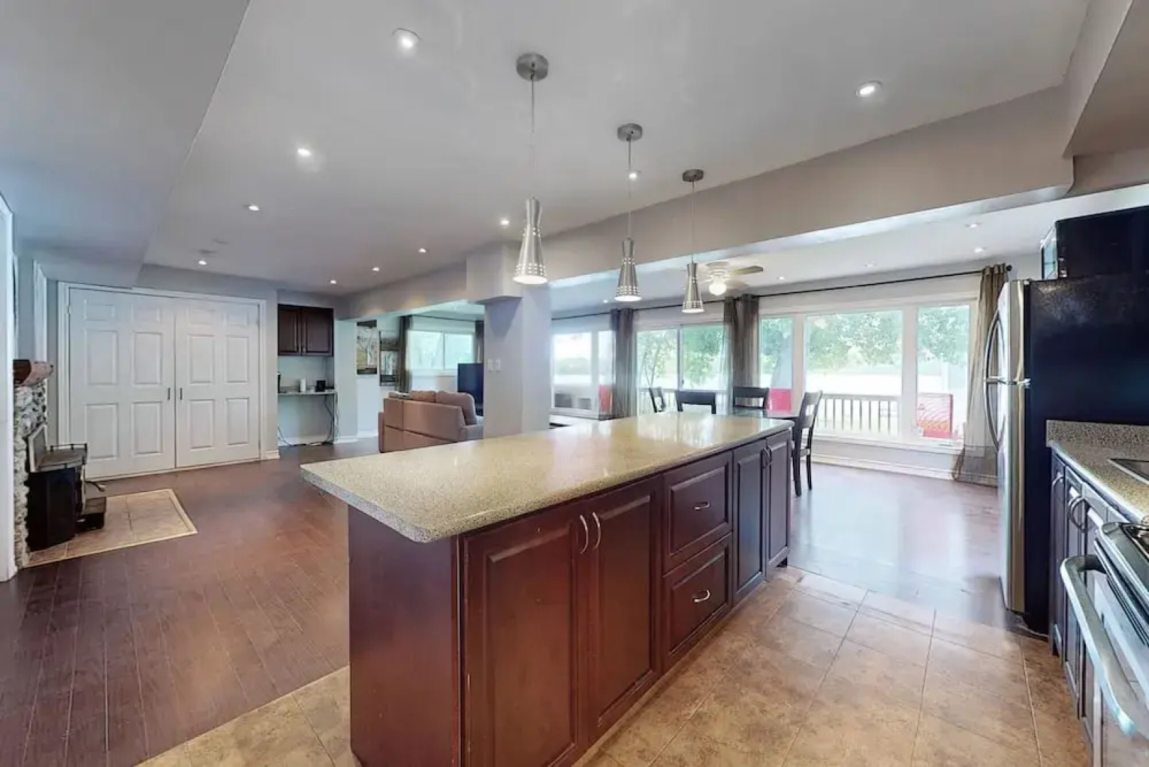 Charming Lakeside Cottage