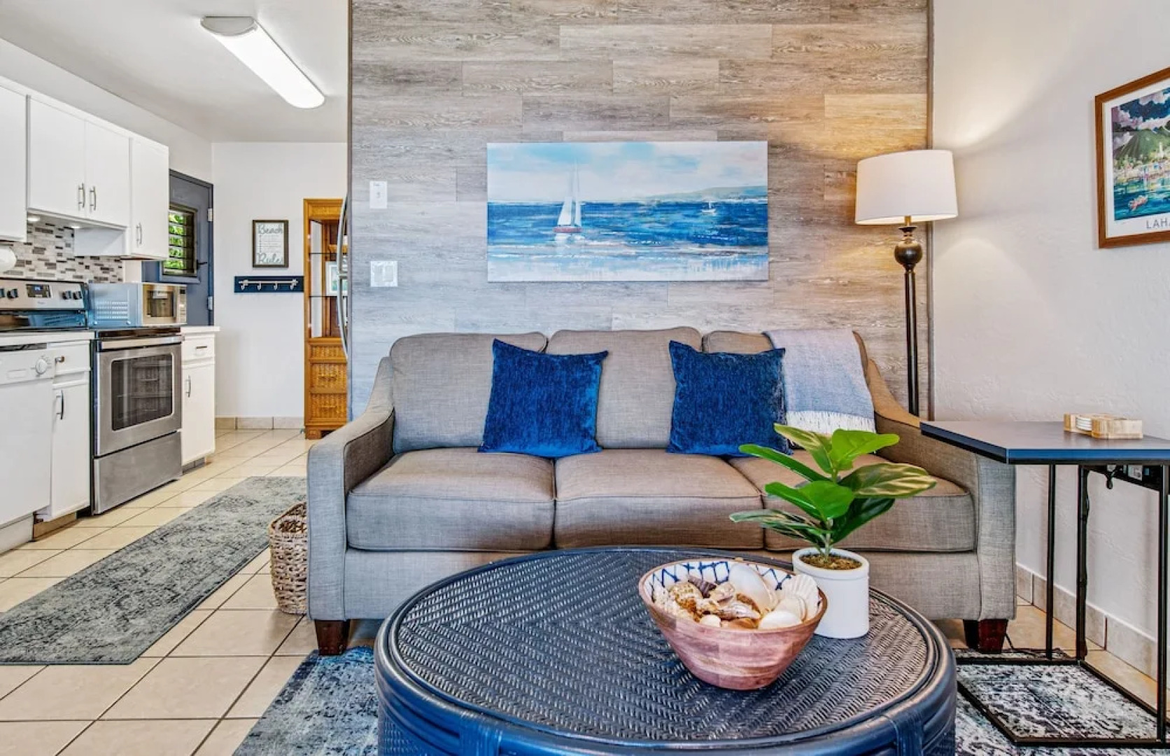 Pohailani #102 Studio Bedroom Condo by RedAwning