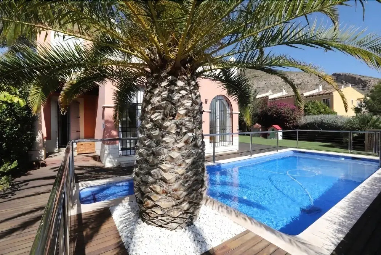 Luxury Villa Located In The Exclusive Area Of Finestra