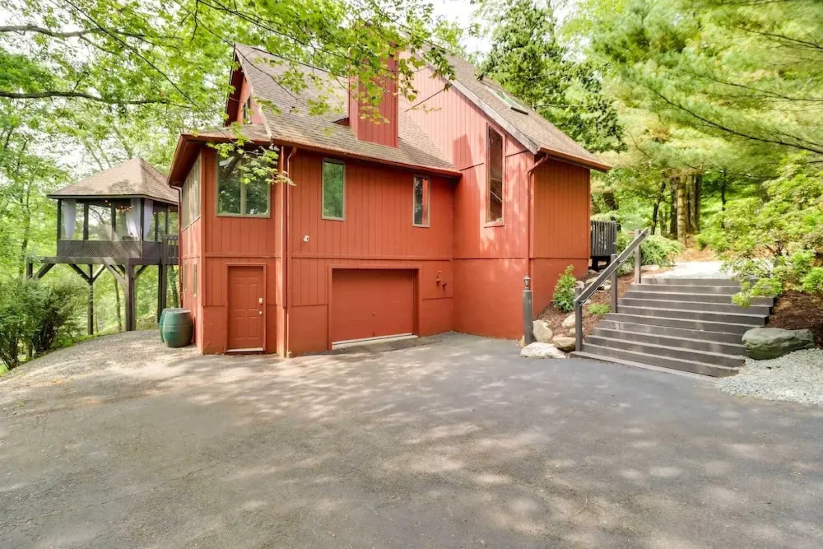 Outdoor Theater, Deck & Fire Pit: Poconos Retreat