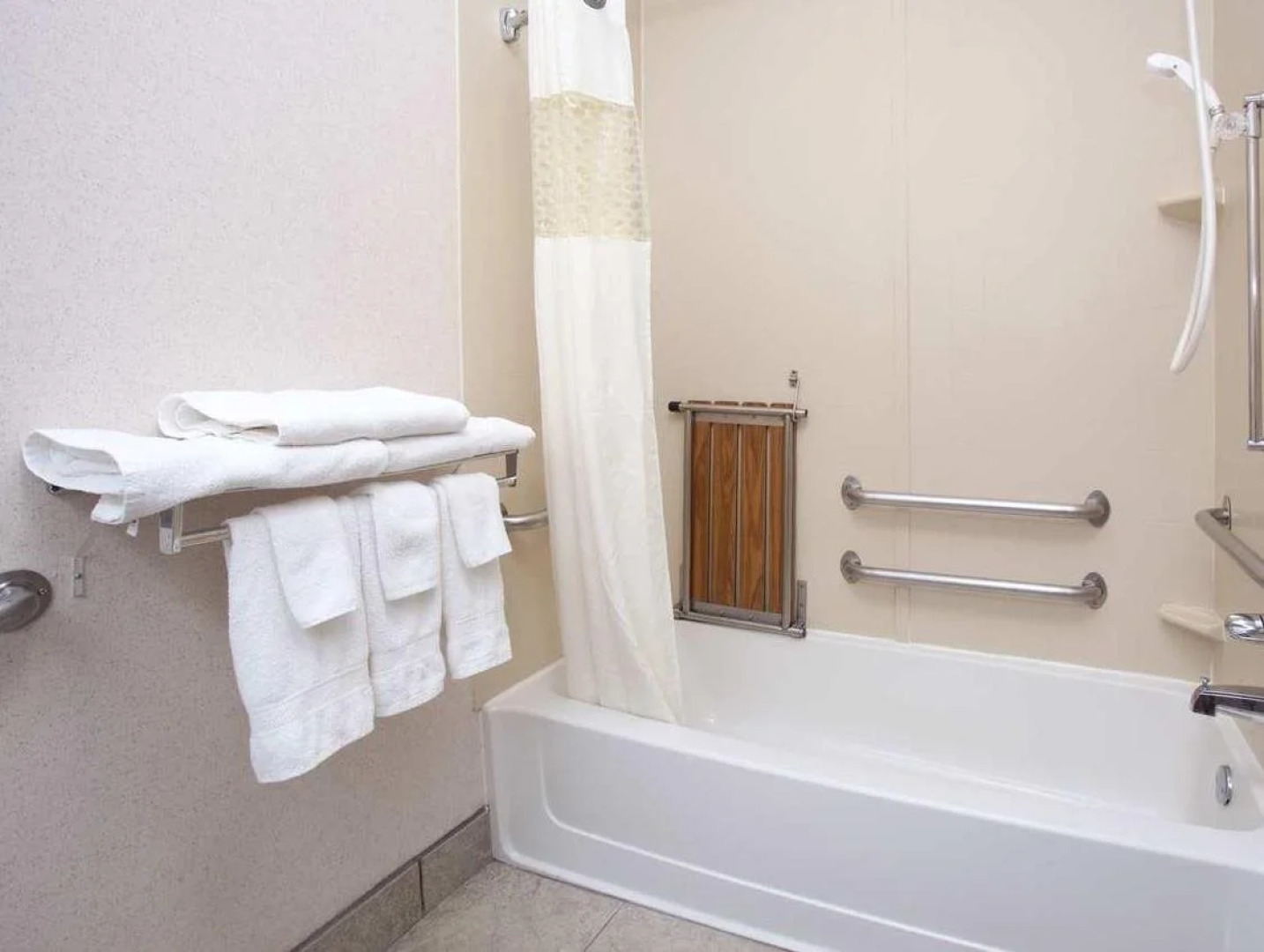 Baymont by Wyndham Thornton