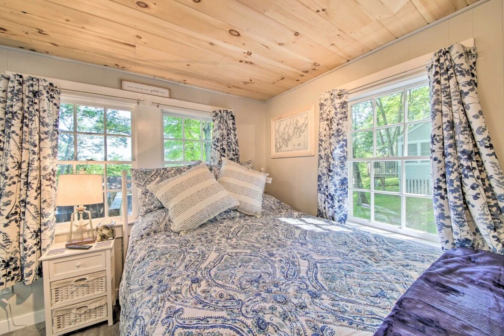 Lush Edgecomb Studio Cottage w/ Fire Table!