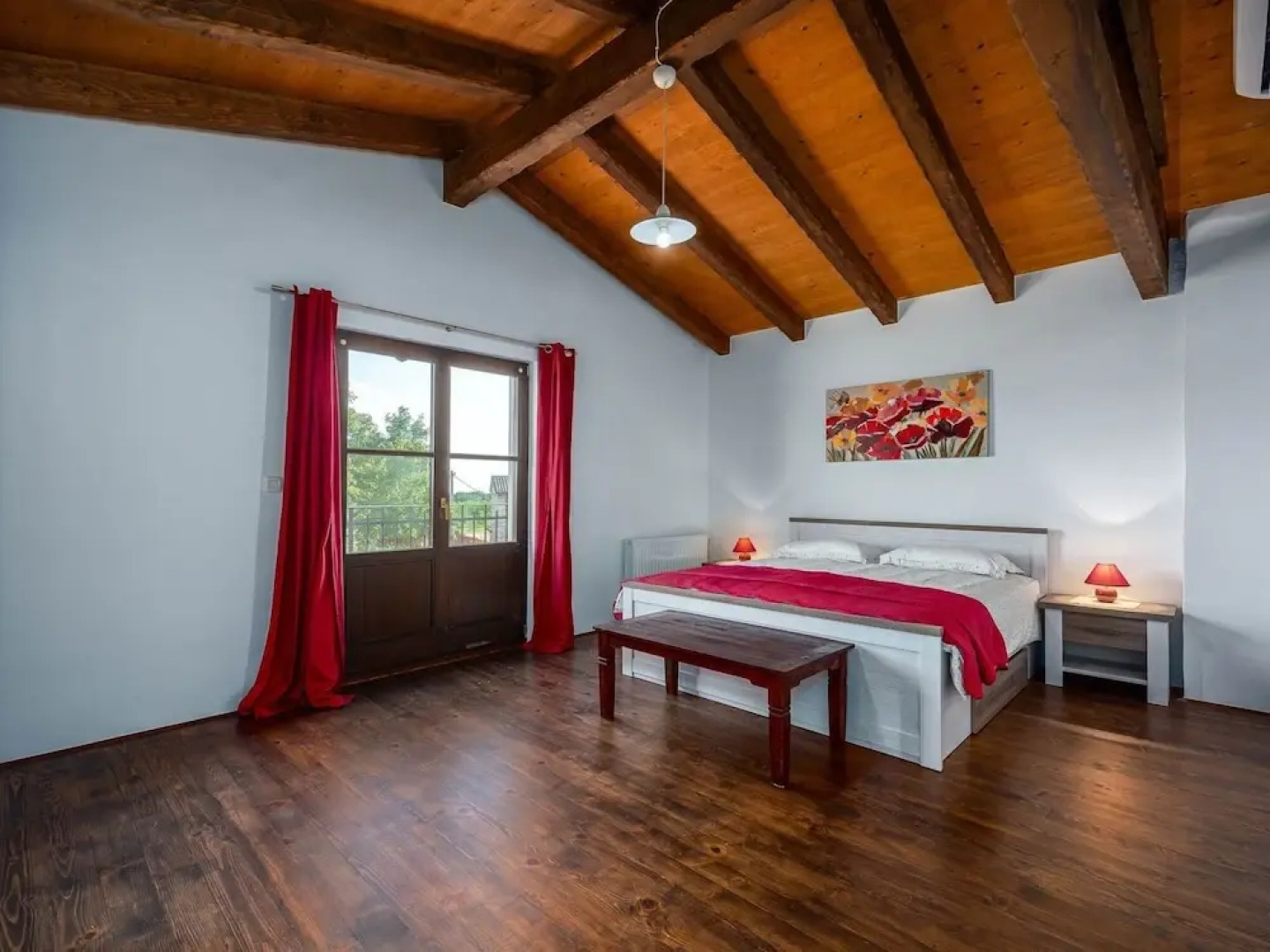 Beautiful Villa With Swimming Pool and Fenced Garden