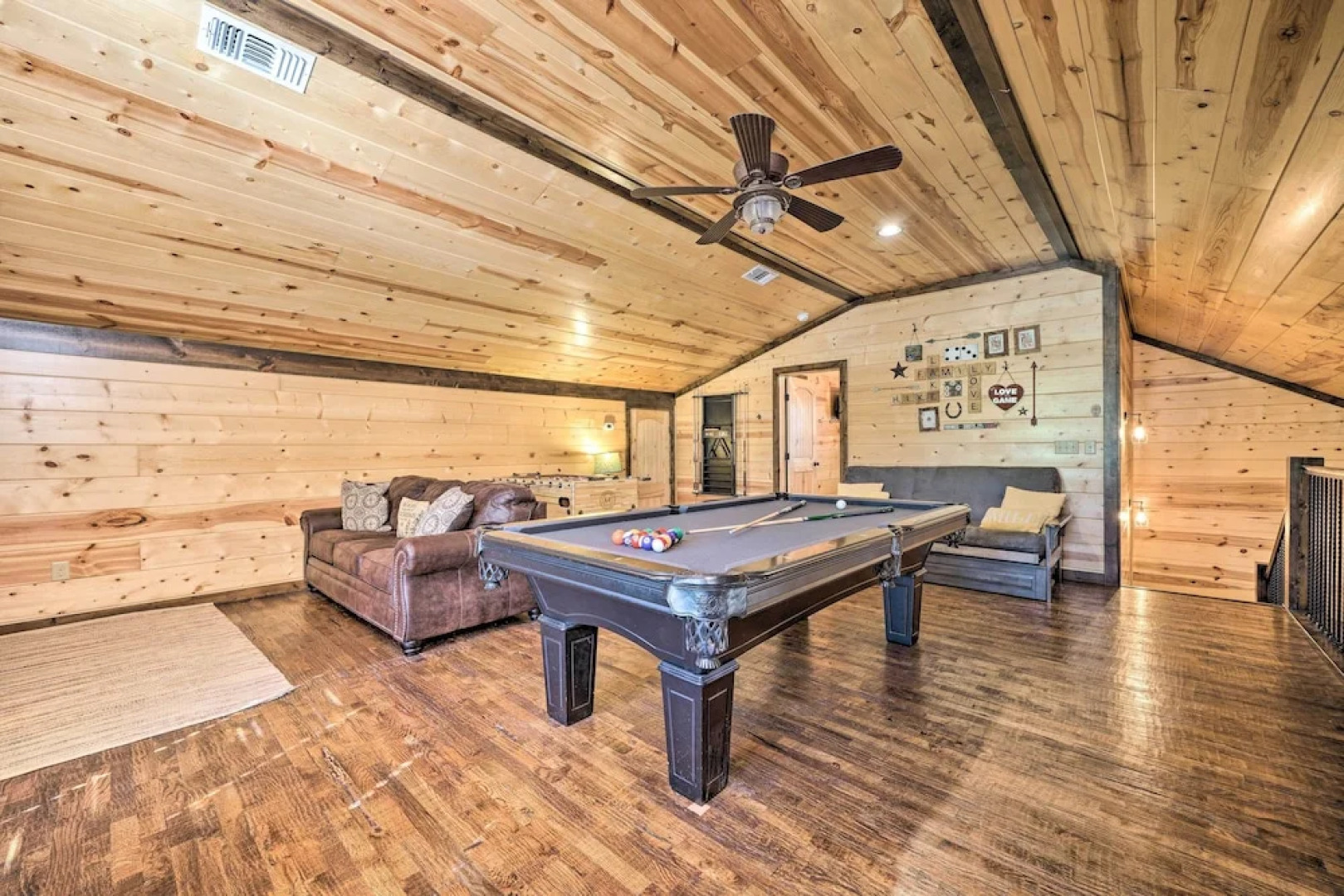 Broken Bow Escape w/ Hot Tub & Basketball Court!