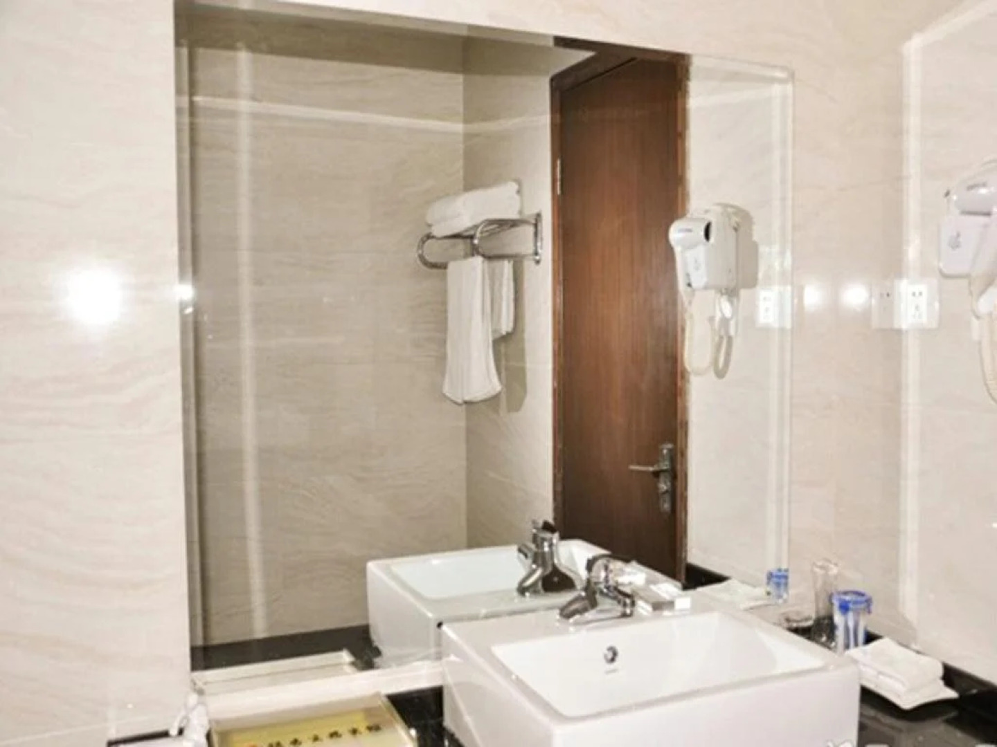 Chizhou Yinxing Business Hotel