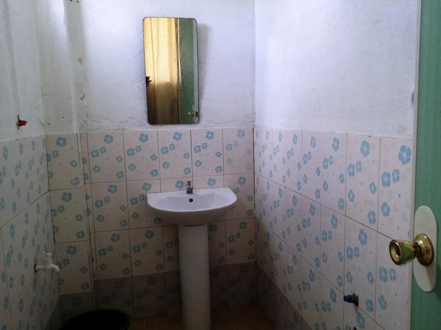 Mr. Kwiiz Lodging House and Restaurant