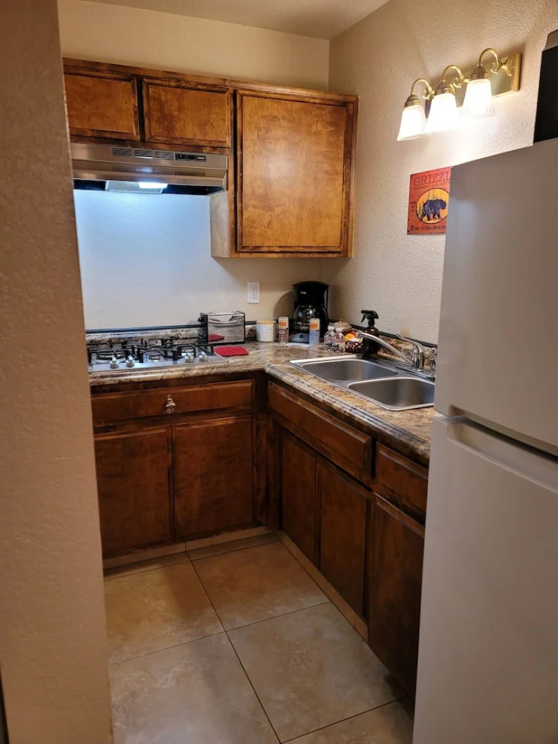 Hillcrest Suites & Cabins