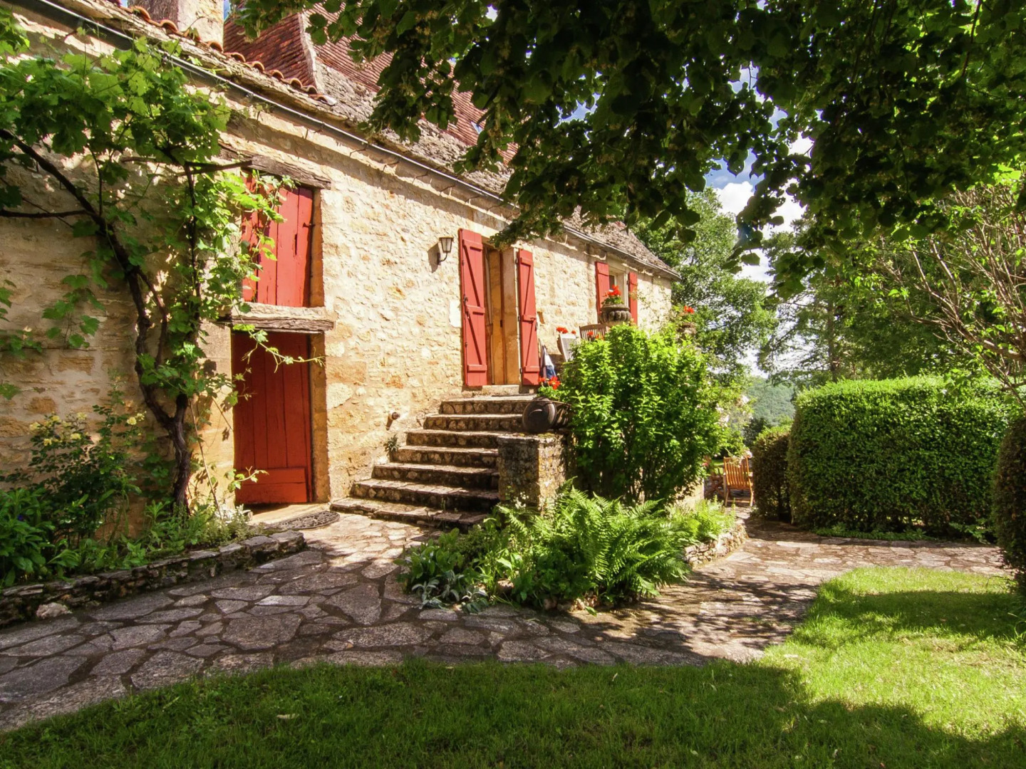Spacious Farmhouse with private garden in Saint-Cybranet