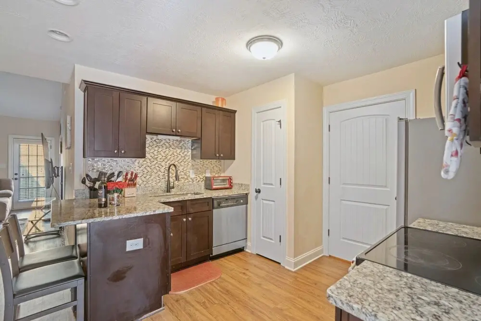Good Vibes Only - Perfect Home In Quiet Residential Area With Work/study Space 4 Bedroom Townhouse by Redawning