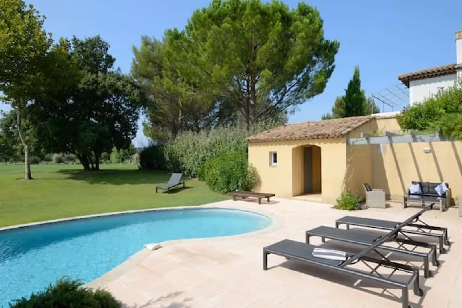 Villa With 3 Bedrooms in Mallemort, With Wonderful Lake View, Private Pool, Furnished Garden - 32 km From the Beach