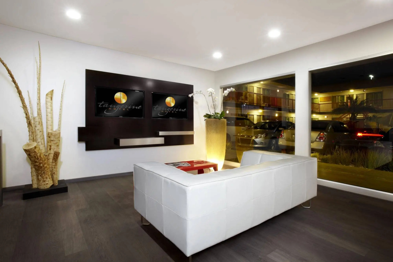 The Tangerine - A Burbank Hotel