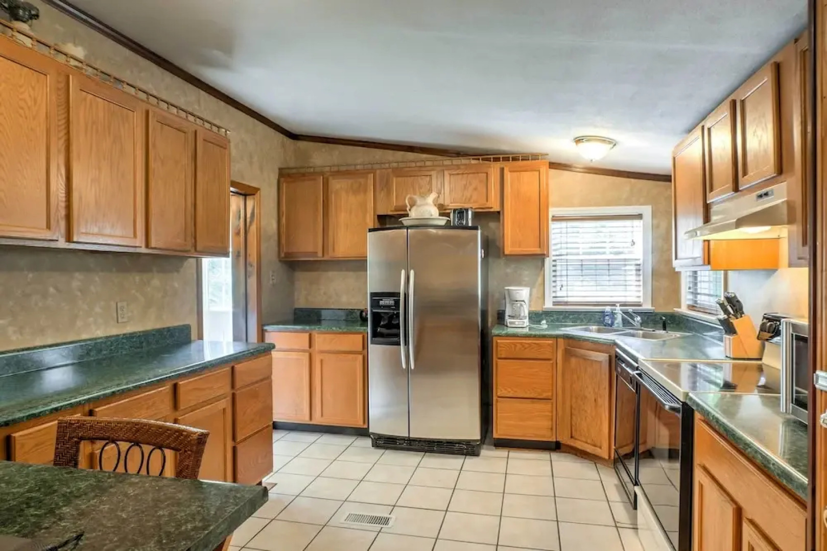 Ooltewah Cabin w/ Grill, Pool Table & Porch!