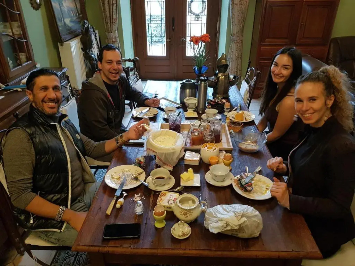 Château Lambert Hotel-Resto-Parking-Shuttle, a 1 ha green Oasis at 8 min from CRL Airport without any noise