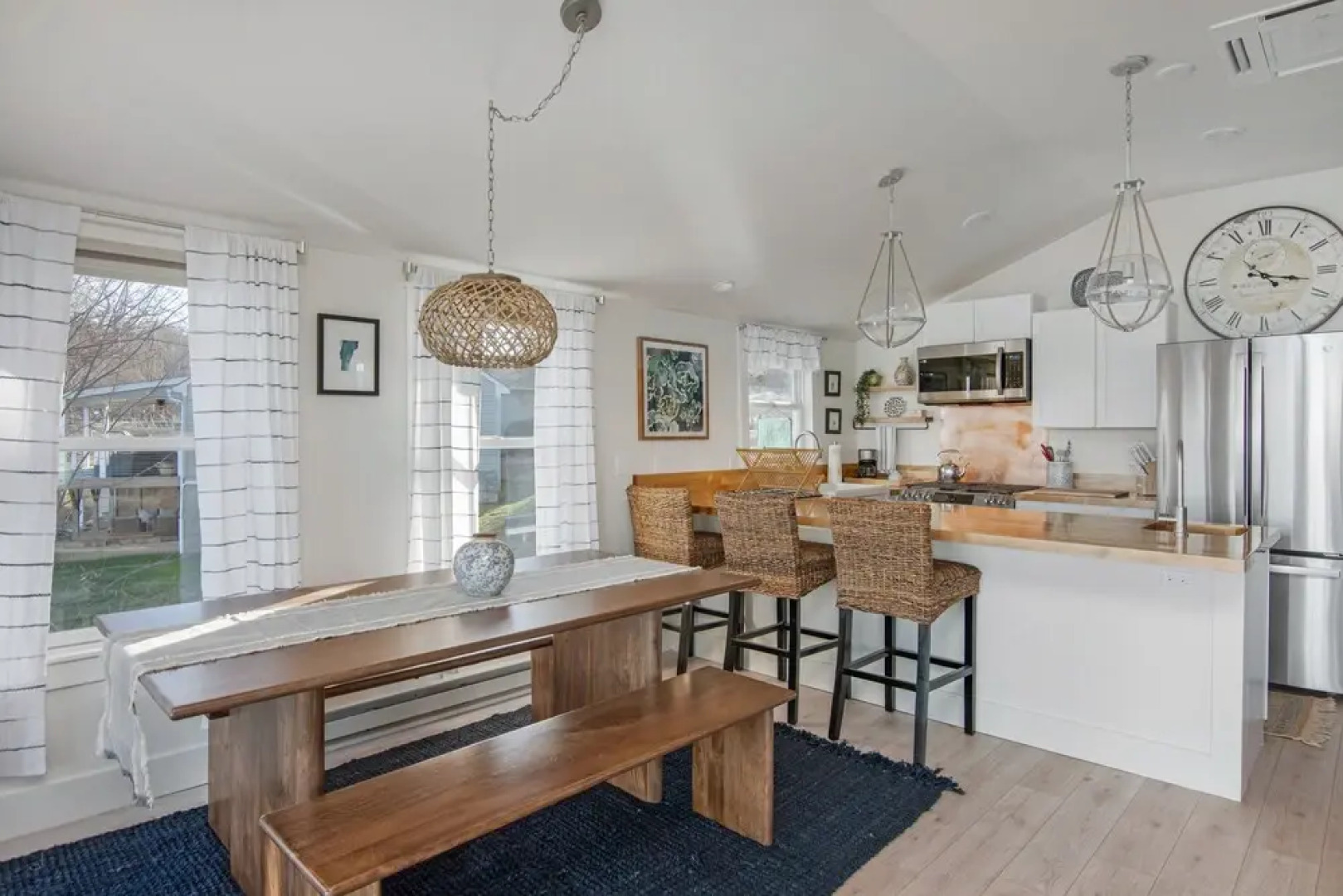 Cozy Lakeshore Cottage