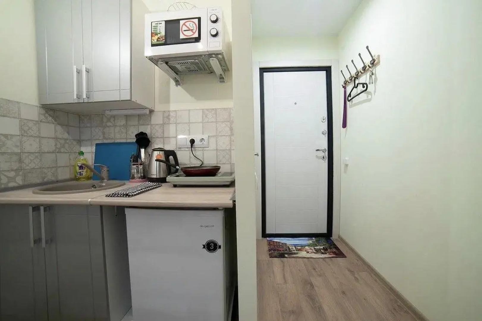 Диван и чемодан на улице Сибиряков-Гвардейцев