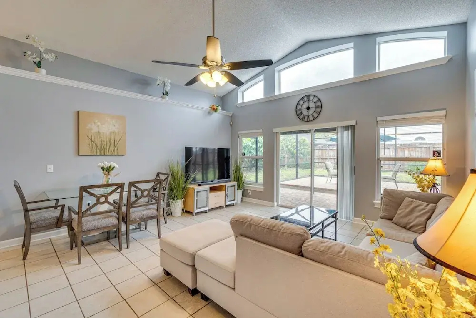 Lovely Florida Retreat w/ Lanai: 5 Mi to Riverwalk