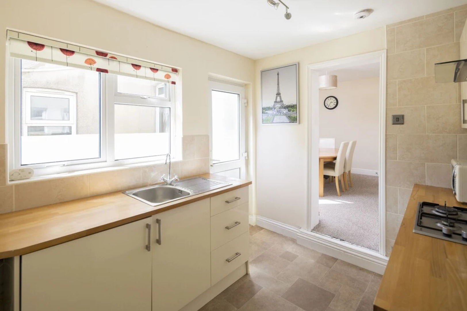 Stylish Modern with FREE Parking by Kasar Stays