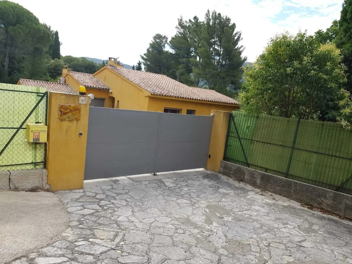 Rare - Escale Bicolore à 16km de Cassis