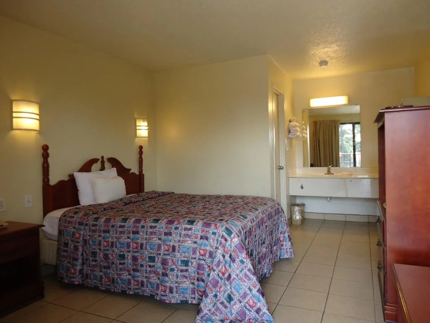 Super 6 Inn & Suites