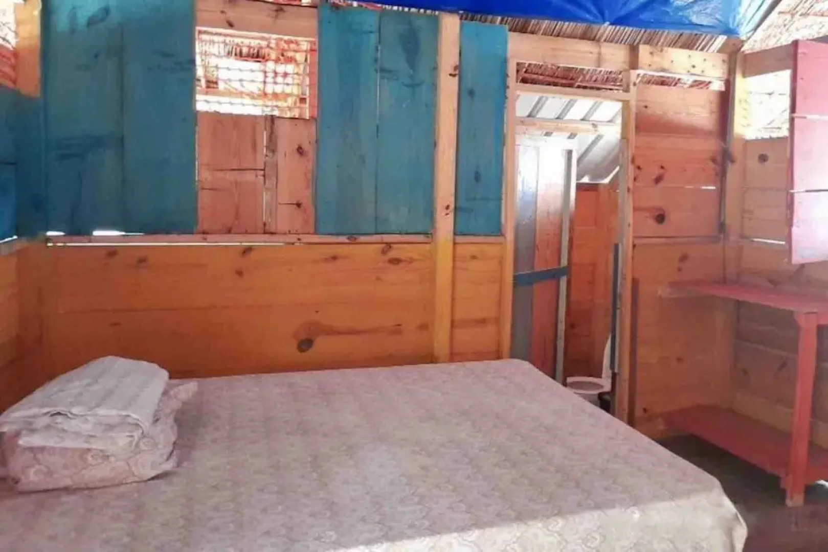 Private Ocean-Front Cabin with private bathroom on San Blas Island