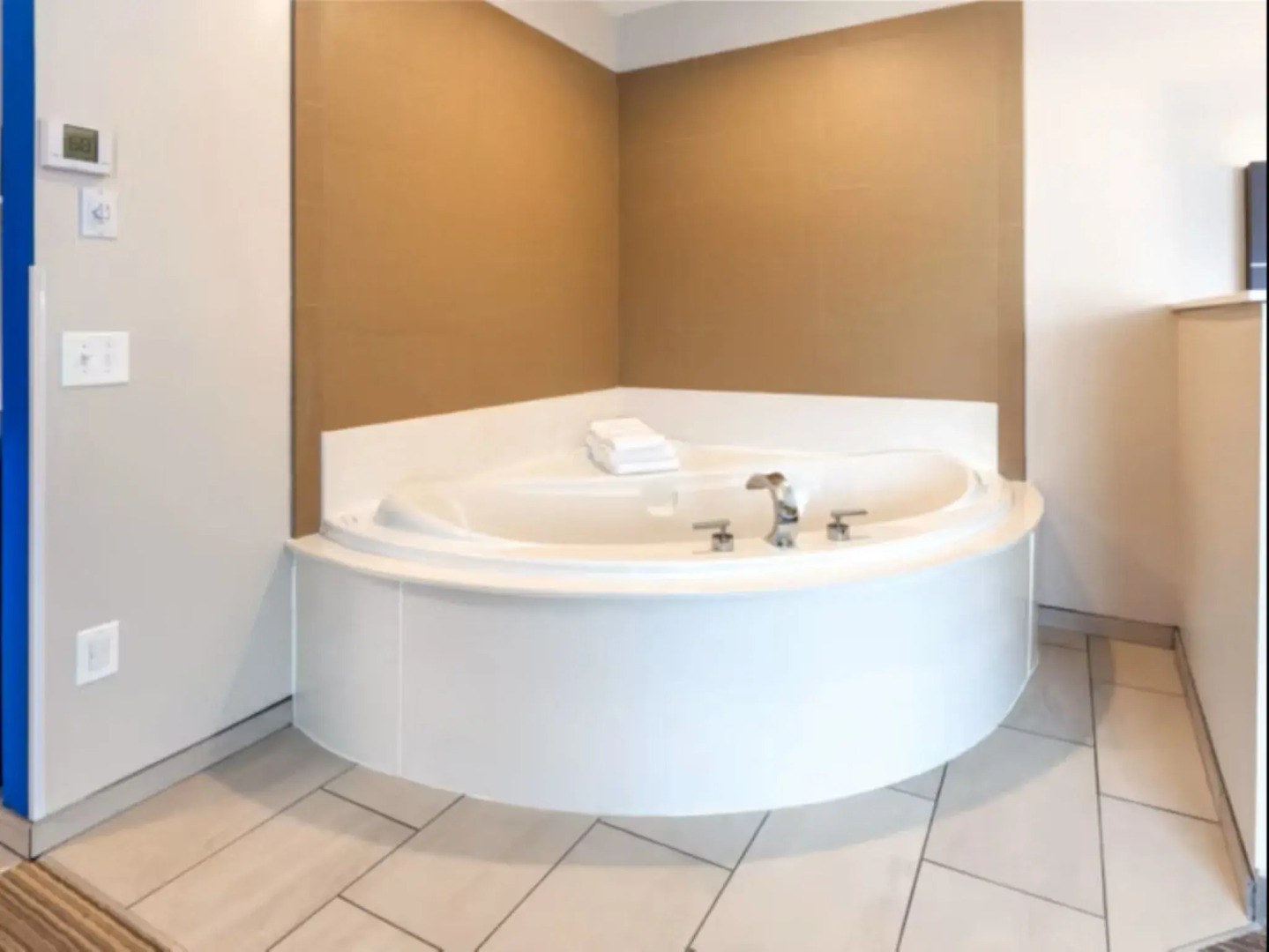 Holiday Inn Express Hotel & Suites Woodhaven by IHG