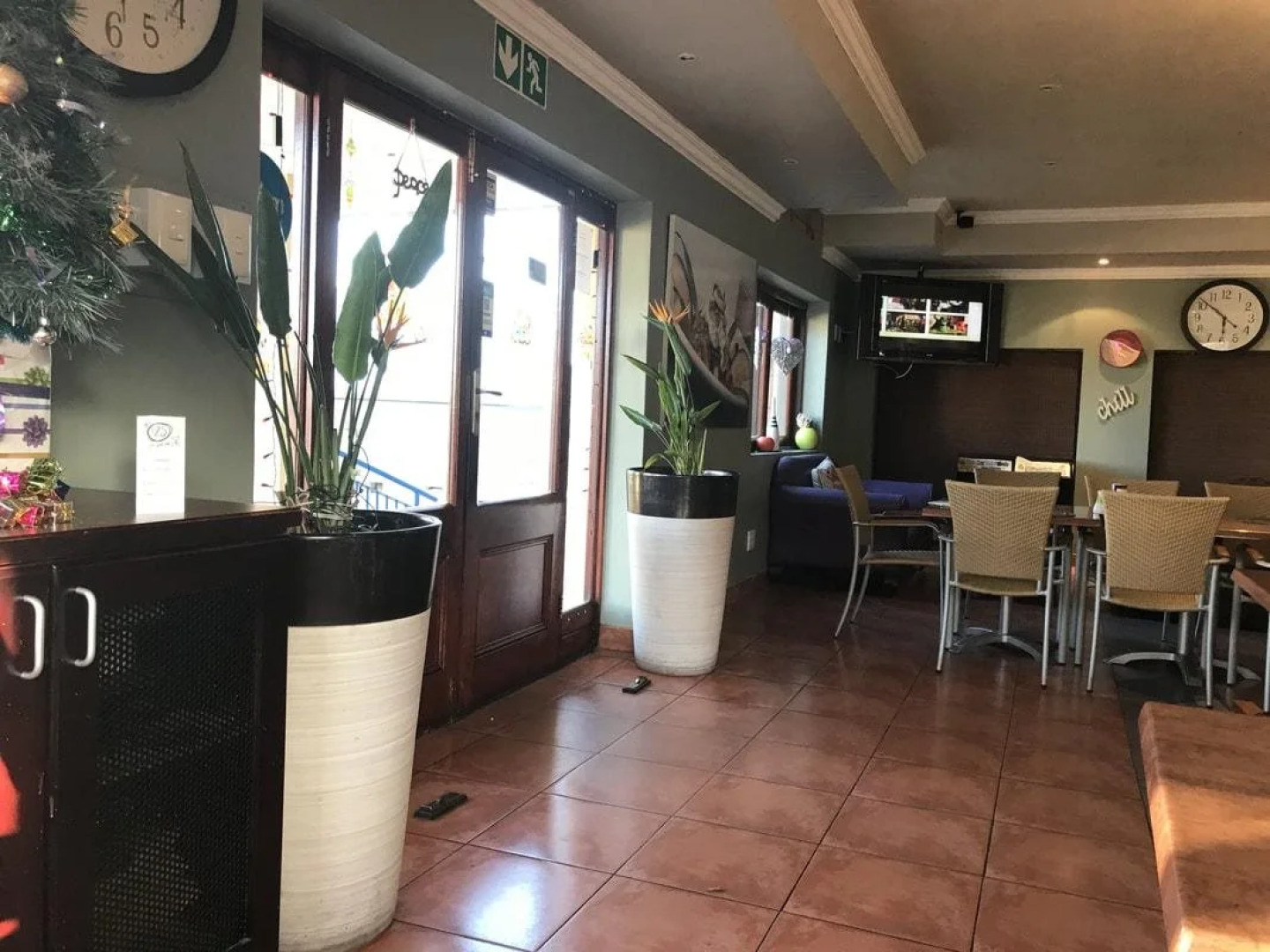 VJ's Guesthouse and Restaurant