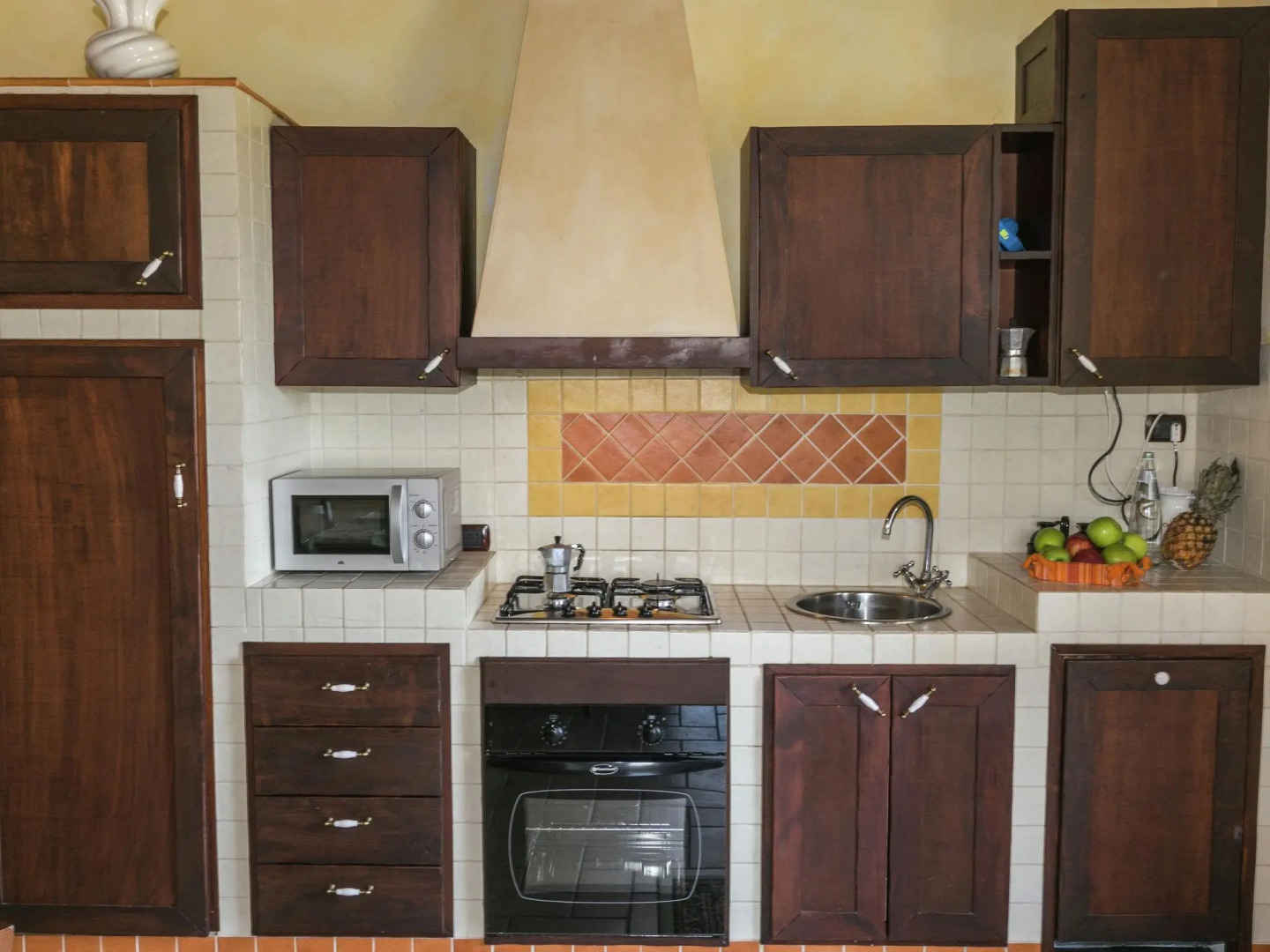 Luxury, modern apartment with pool and stunning views, 1 hour from Rome