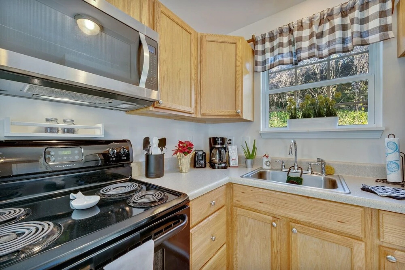 The Holly House In Downtown Demorest 2 Bedroom Home by Redawning