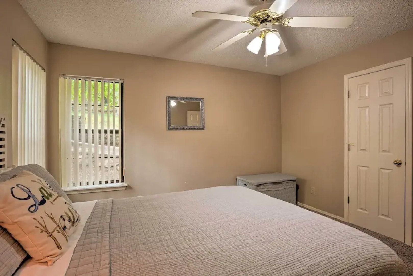 Beaver Lake Retreat w/ Deck & Private Hot Tub