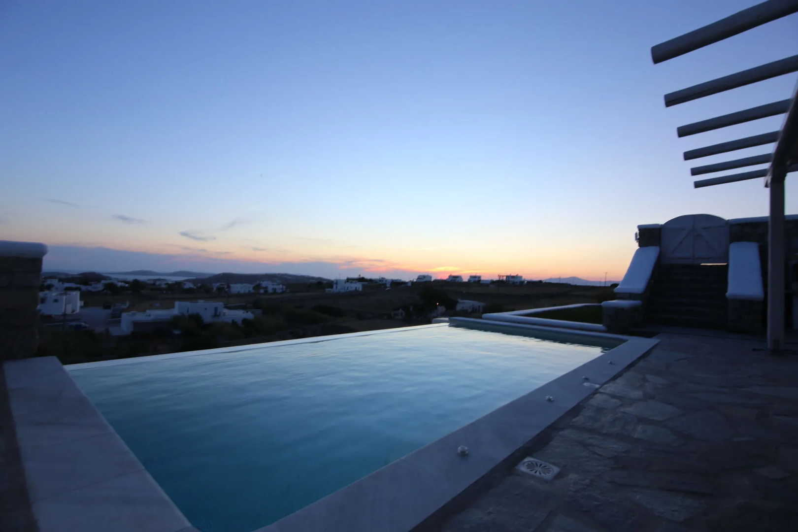 Evi Suites & Villas
