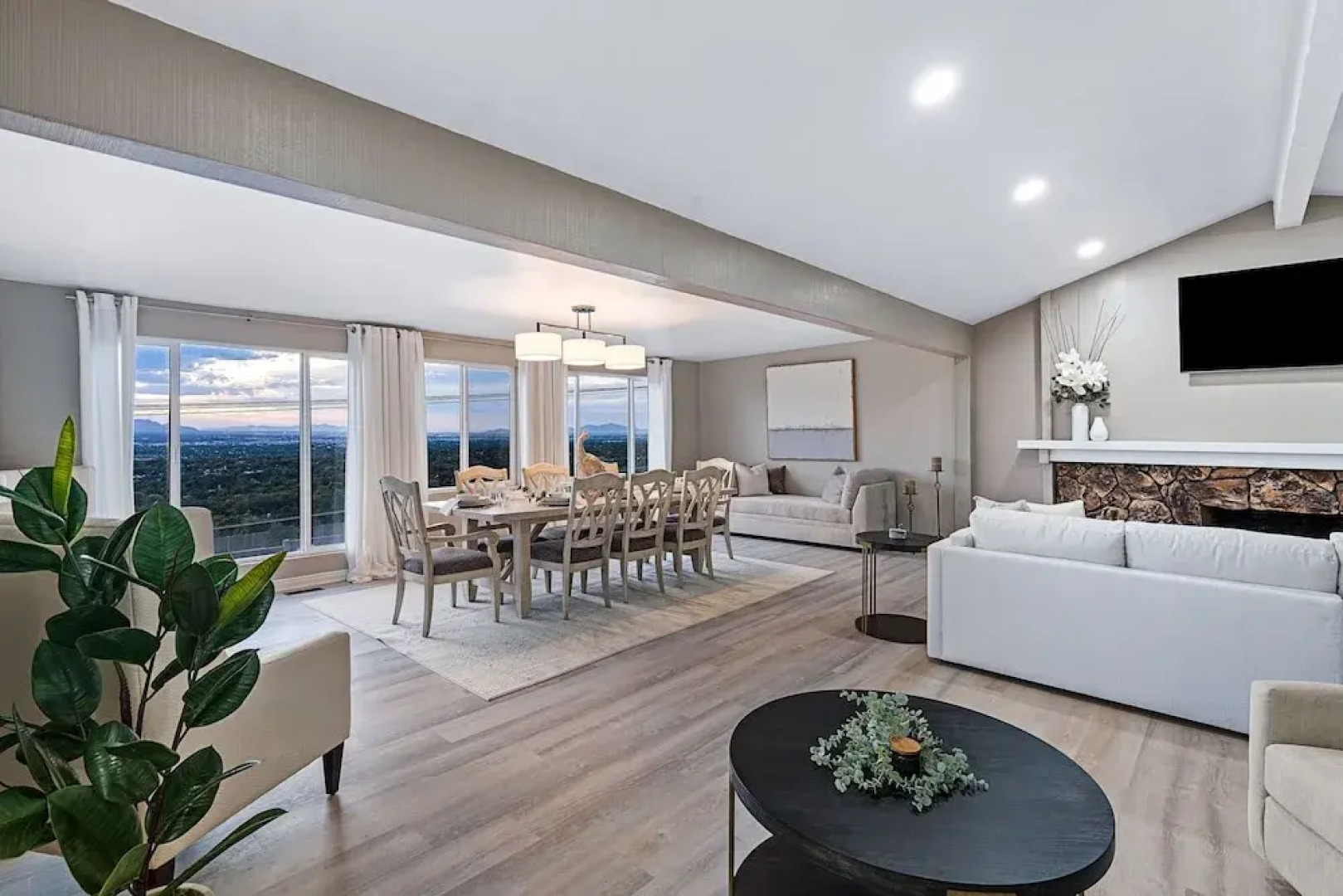 Millcreek Villa: Scenic Fun & Games Getaway! 5 Bedroom Home by RedAwning