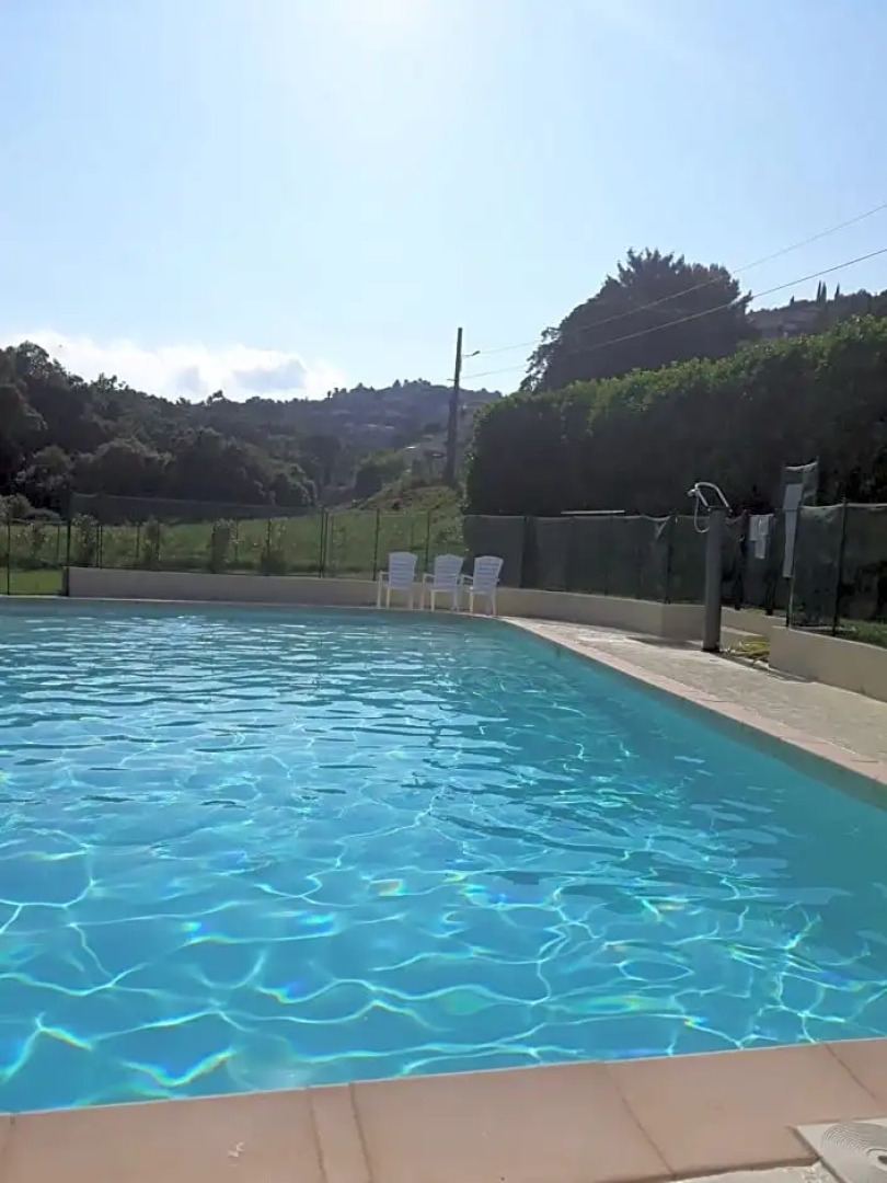 Dans UN JARDIN BB et JACUZZI