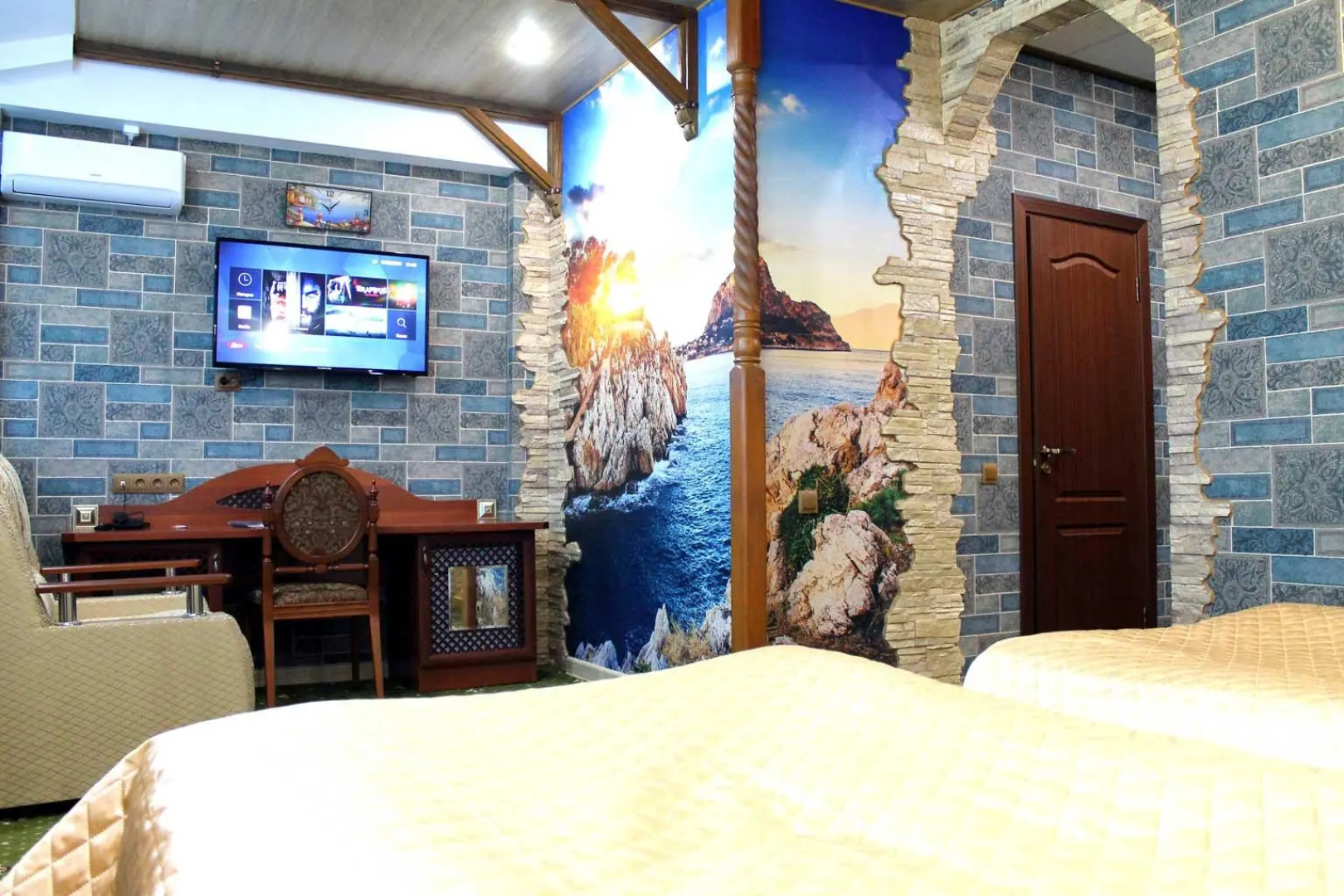 Отель Астрал