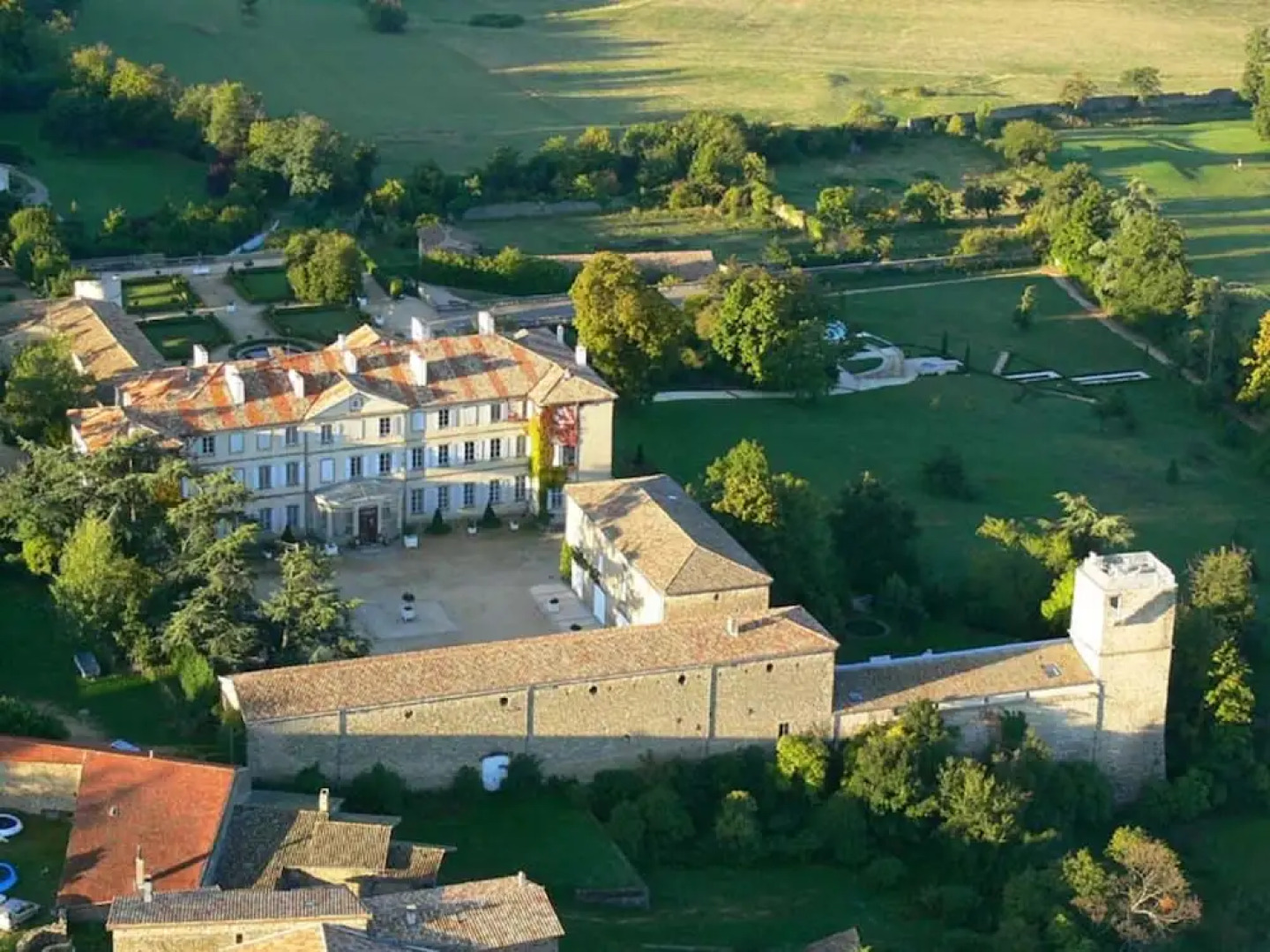 Magnificent Apartment in Castle With Garden, Swimming Pool and Next to Golf