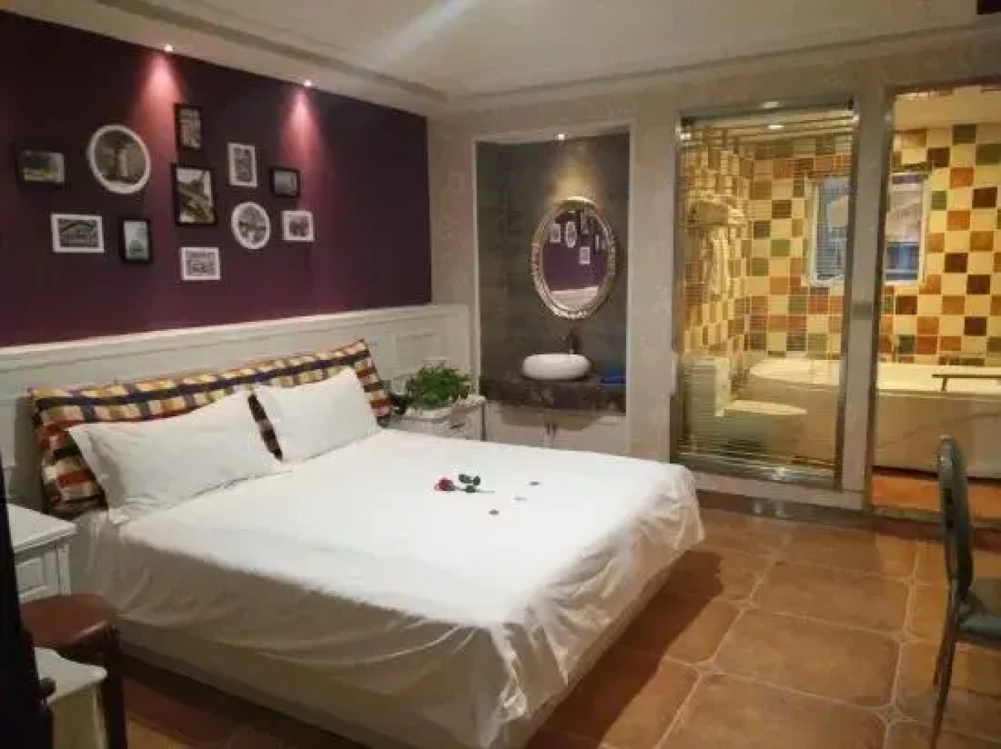Weike Boutique Theme Hotel (Lianyungang Pedestrian Street Suning Square)