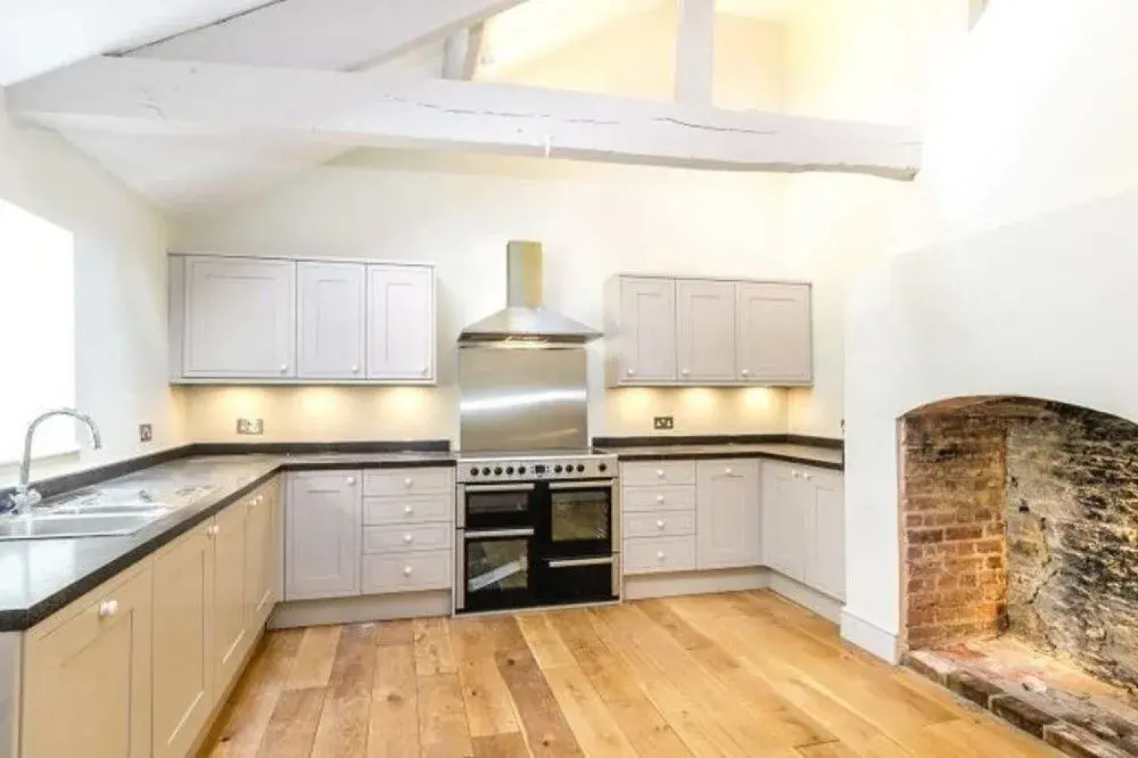 The Modern Duke’s Retreat - Stunning 6BDR Manor Guest House